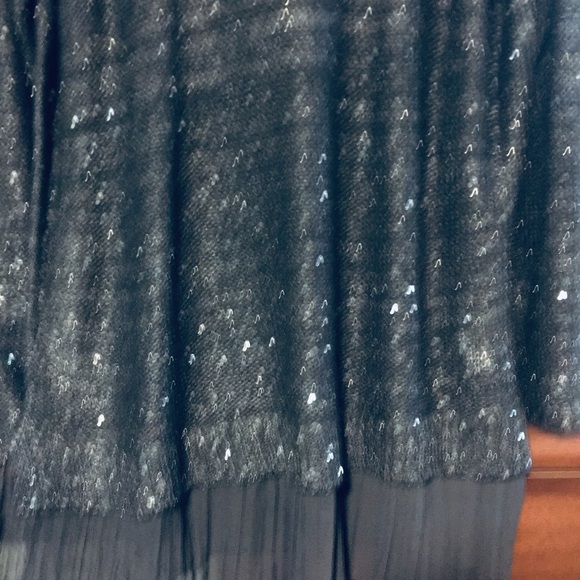 Light and long sweater with sequins. - Picture 4 of 5